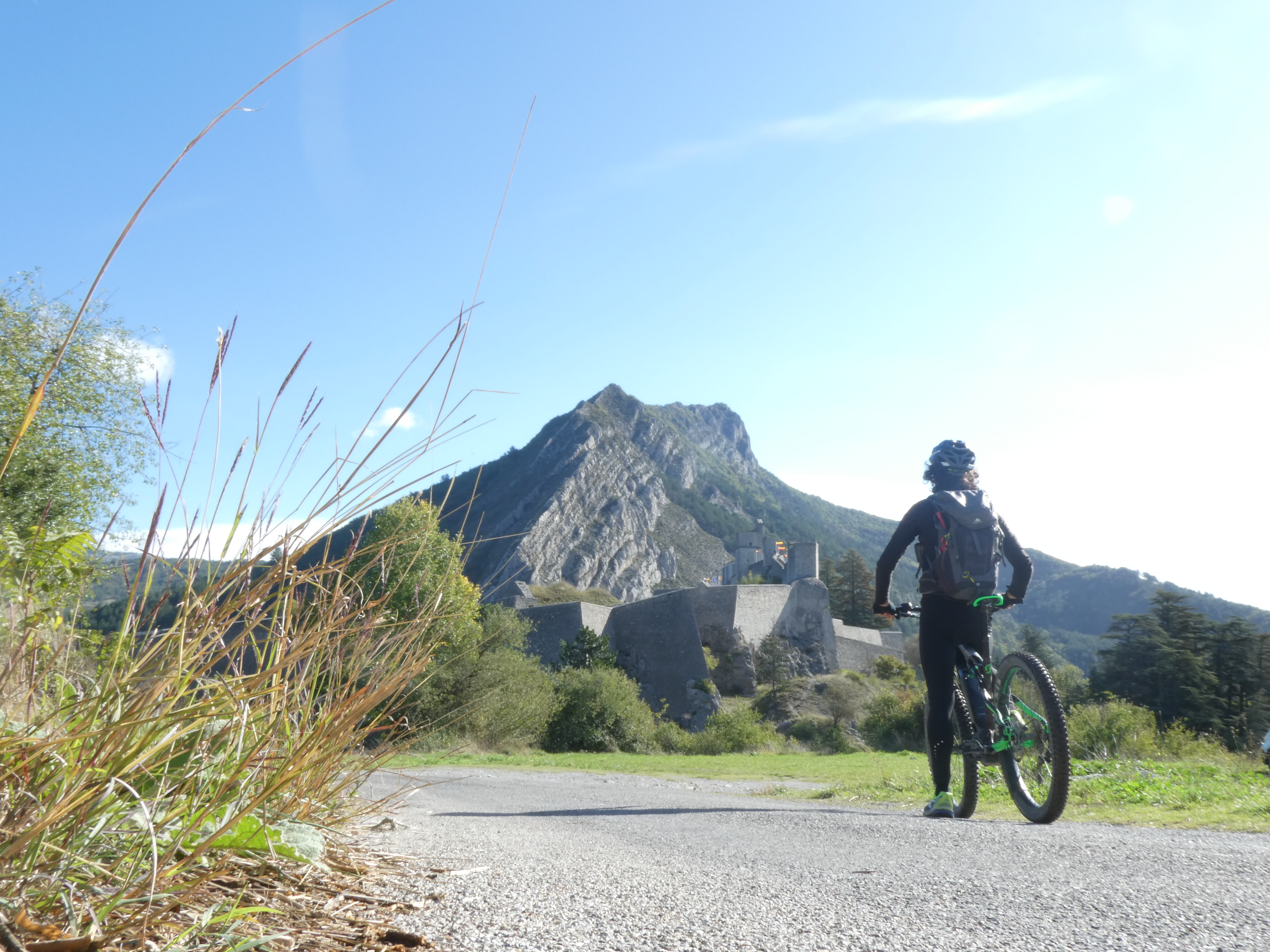 radeln vor der Zitadelle von Sisteron